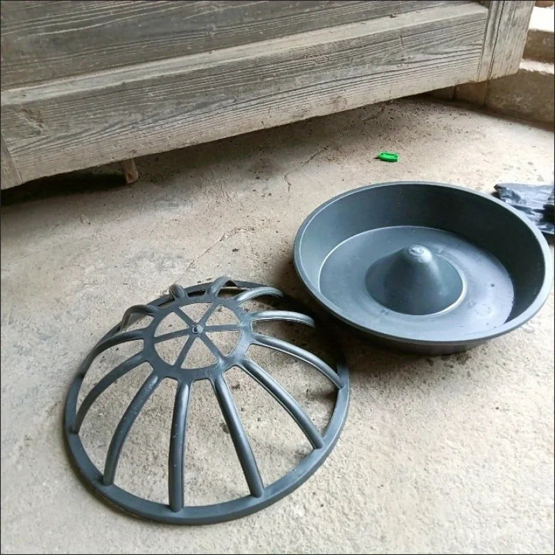 1Pc Durable Plastic Poultry Feeder, Suitable for Chickens, Ducks, and Geese - Non-Electric, Easy-To-Clean Round Feeding Trough with Safety Cover, Suitable for Farm and Backyard Poultry Feeding, Non-Tip-Over Poultry Feeding Tr